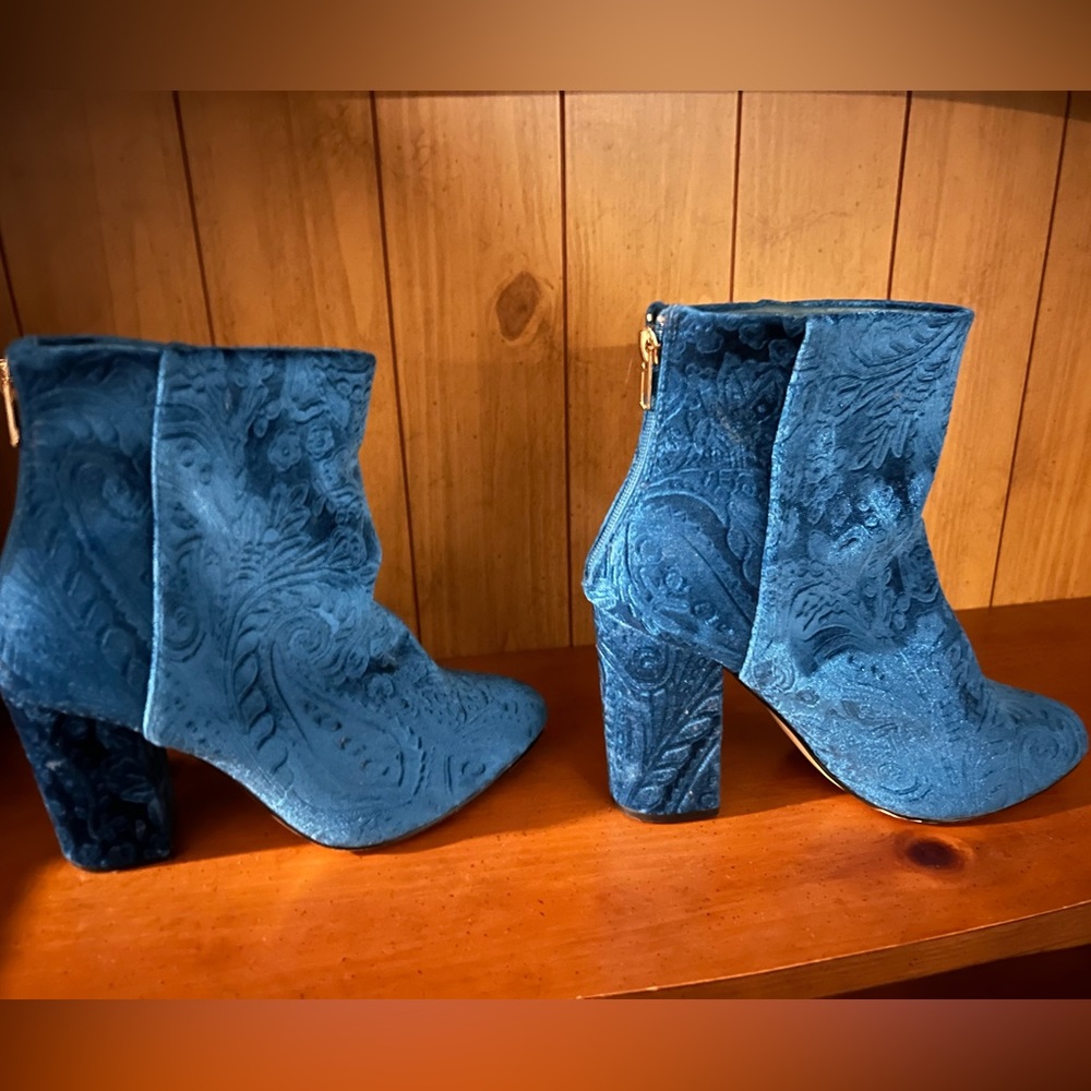 Gigi style boots from Shoe Dazzle 7.5